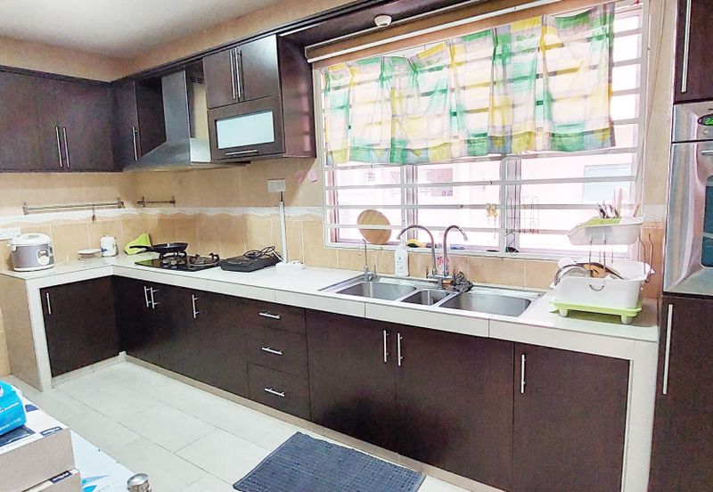 End Lot, 10 ft Land, Kitchen Dinning Extended, Freehold, Puteri Puchong