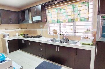 End Lot, 10 ft Land, Kitchen Dinning Extended, Freehold, Puteri Puchong