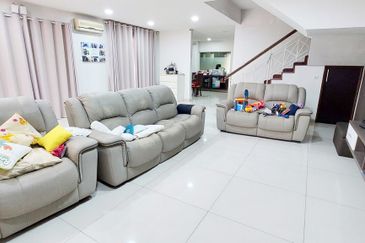 End Lot, 10 ft Land, Kitchen Dinning Extended, Freehold, Puteri Puchong