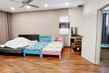 End Lot, 10 ft Land, Kitchen Dinning Extended, Freehold, Puteri Puchong