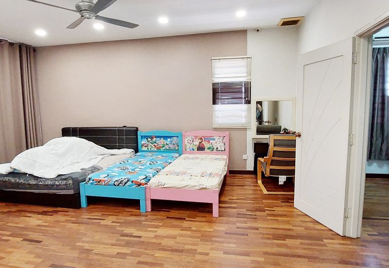 End Lot, 10 ft Land, Kitchen Dinning Extended, Freehold, Puteri Puchong