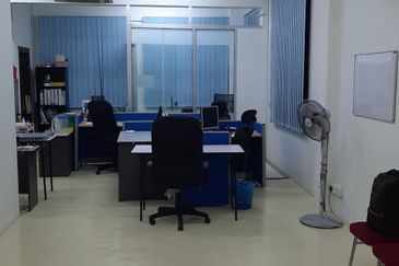 💥💥💥Bandar Puteri 5@ 3 Storey Shop for Sale Rm2.2milion (Nego) 