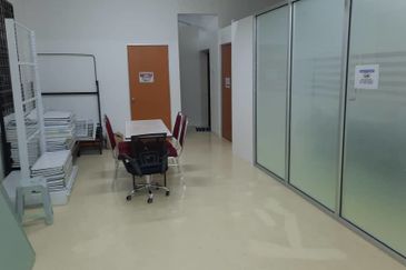 💥💥💥Bandar Puteri 5@ 3 Storey Shop for Sale Rm2.2milion (Nego) 