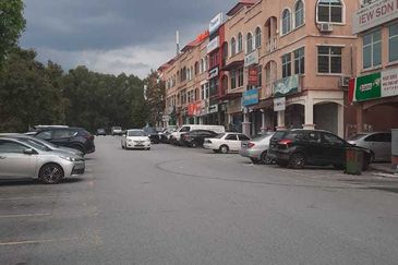 💥💥💥Bandar Puteri 5@ 3 Storey Shop for Sale Rm2.2milion (Nego) 