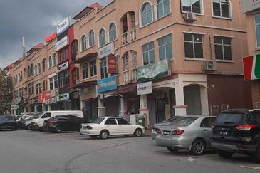 💥💥💥Bandar Puteri 5@ 3 Storey Shop for Sale Rm2.2milion (Nego) 