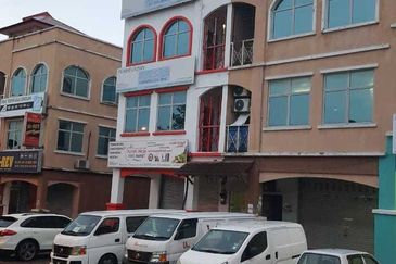 💥💥💥Bandar Puteri 5@ 3 Storey Shop for Sale Rm2.2milion (Nego) 