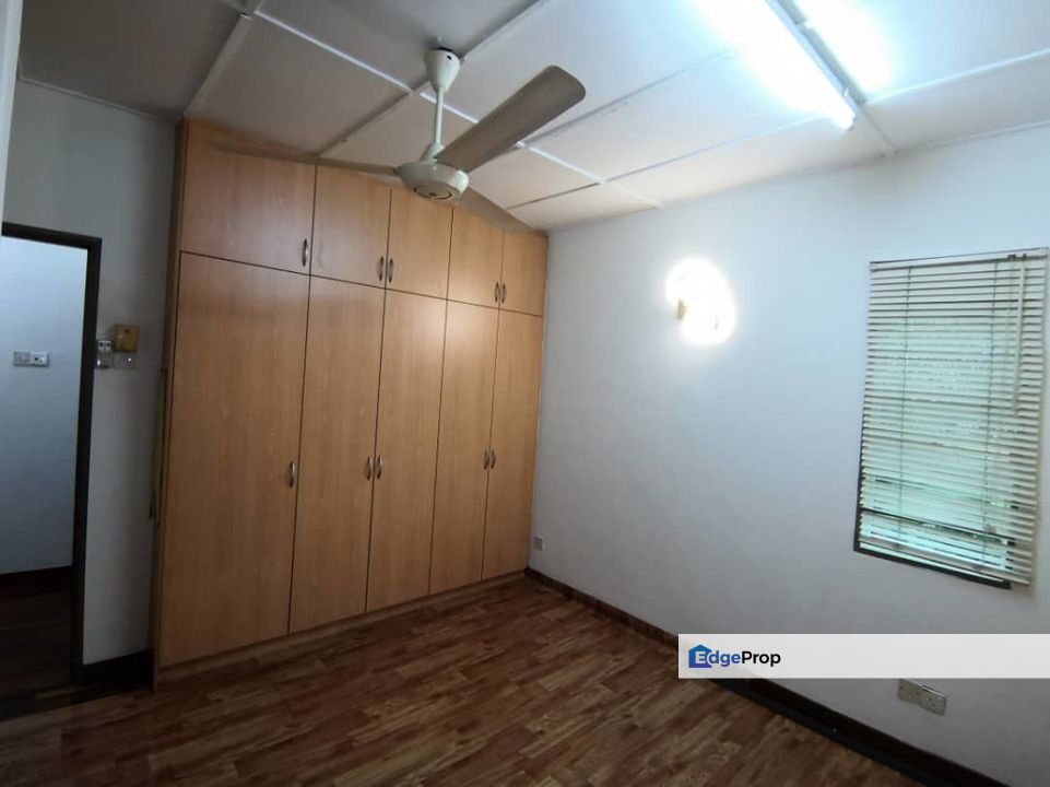 Taman puchong utama @corner house rent rm2k, Selangor, Puchong