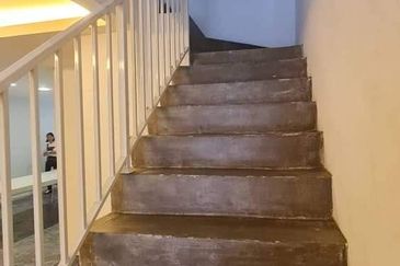 Bandar puteri 6, 2 Storey House 22x75 for sale