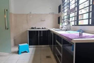 Bandar puteri 6, 2 Storey House 22x75 for sale