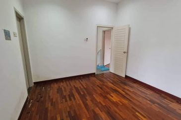 Bandar puteri 6, 2 Storey House 22x75 for sale