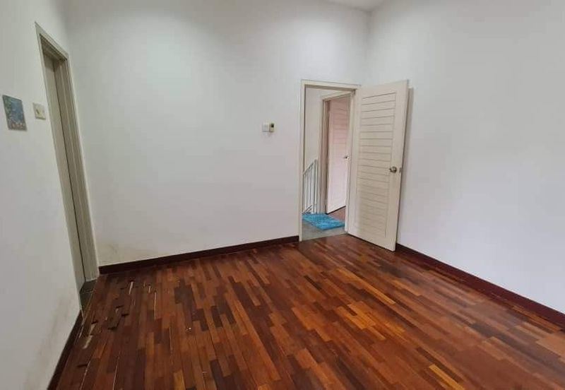 Bandar puteri 6, 2 Storey House 22x75 for sale