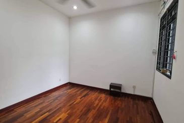 Bandar puteri 6, 2 Storey House 22x75 for sale