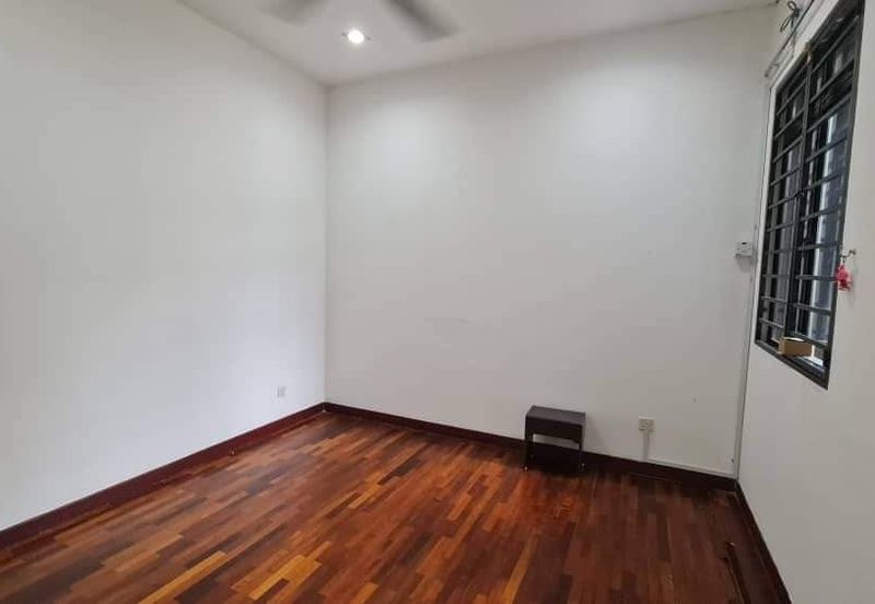 Bandar puteri 6, 2 Storey House 22x75 for sale