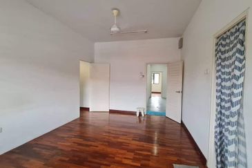 Bandar puteri 6, 2 Storey House 22x75 for sale