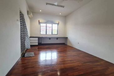 Bandar puteri 6, 2 Storey House 22x75 for sale