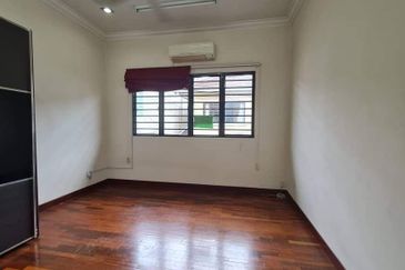 Bandar puteri 6, 2 Storey House 22x75 for sale