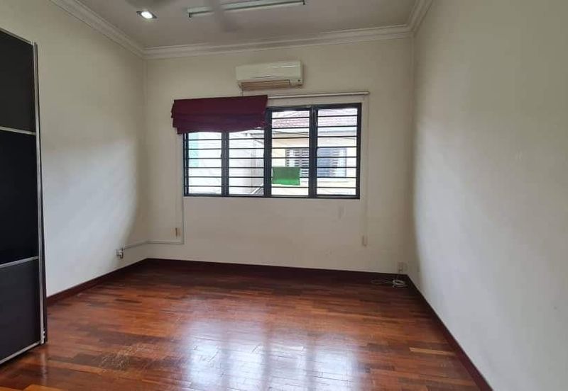 Bandar puteri 6, 2 Storey House 22x75 for sale