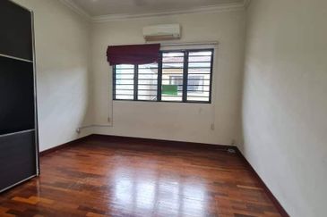 Bandar puteri 6, 2 Storey House 22x75 for sale