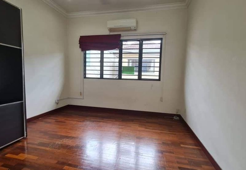 Bandar puteri 6, 2 Storey House 22x75 for sale