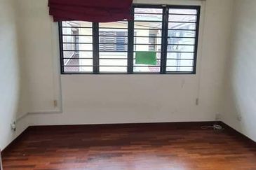 Bandar puteri 6, 2 Storey House 22x75 for sale