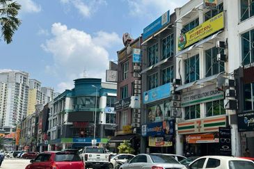 Bandar puteri GROUND floor SHOP for rent 