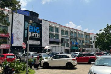 Bandar puteri GROUND floor SHOP for rent 