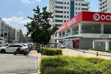 Bandar puteri GROUND floor SHOP for rent 