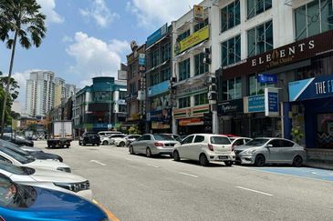 Bandar puteri GROUND floor SHOP for rent 