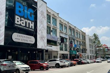 Bandar puteri GROUND floor SHOP for rent 