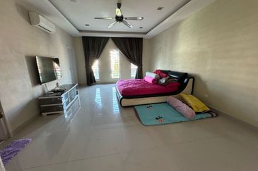 Bandar Puteri Puchong, Puteri 6, renovated unit fully extended kitchen area 