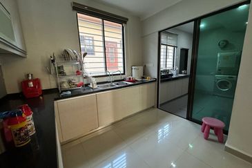 Bandar Puteri Puchong, Puteri 6, renovated unit fully extended kitchen area 
