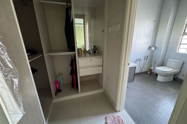 Bandar Puteri Puchong, Puteri 6, renovated unit fully extended kitchen area 