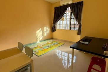 Bandar Puteri Puchong, Puteri 6, renovated unit fully extended kitchen area 