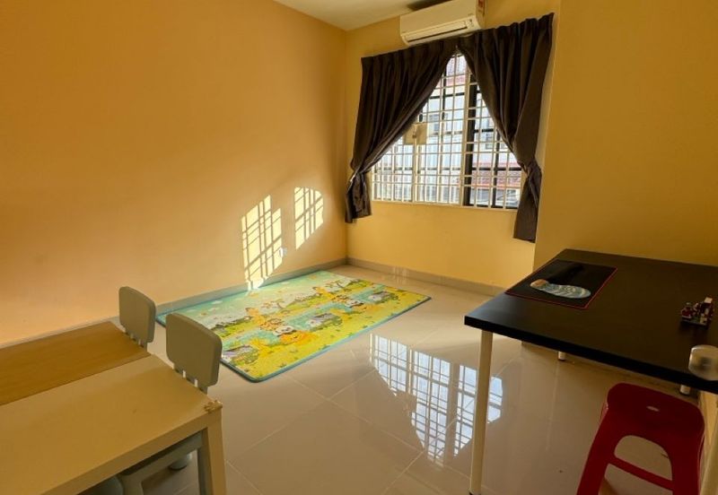 Bandar Puteri Puchong, Puteri 6, renovated unit fully extended kitchen area 