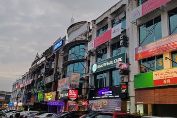 bandar puteri puchong,4 storey shop ,puchong,selangor