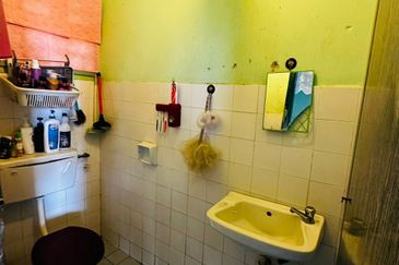 Dahlia Apartment, Putra Perdana