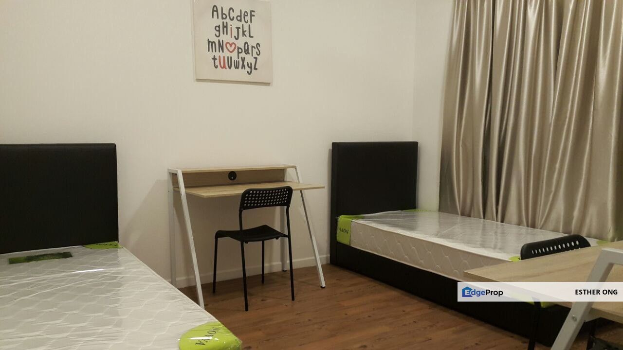 Partly Furnished, Good Condition, 890sf, With Nice Condo Facilities, Serene Environment, Good Security, Paramount Utropolis Glenmarie, Selangor, Glenmarie