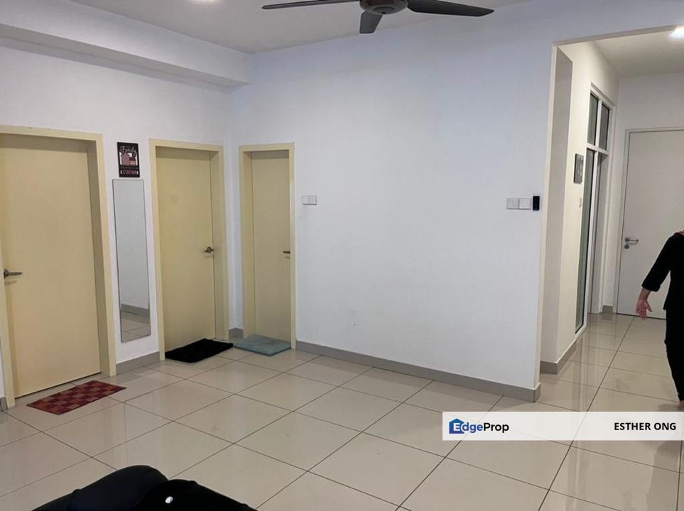 Partly Furnished, Well Kept Condition, 1066sf Nice Environment, Good ROI , Paramount Utropolis, Glenmarie, Selangor, Glenmarie