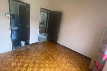 Sri Puteri (Earls Court), Ukay Perdana