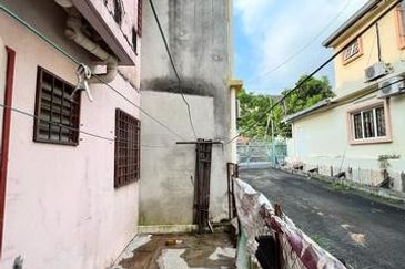 Taman Pinggiran Putra 2 Storey House for Sale