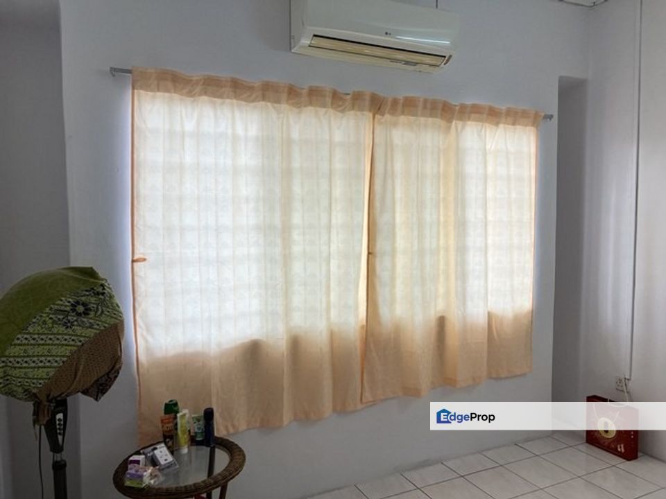 Taman Pinggiran Putra Seri Kembangan For Sale Kitchen Extended Well Maintained Condition, Selangor, Seri Kembangan