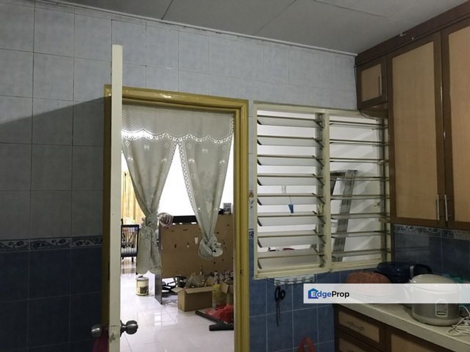 Taman Pinggiran Putra Seri Kembangan For Sale Kitchen Extended Well Maintained Condition, Selangor, Seri Kembangan
