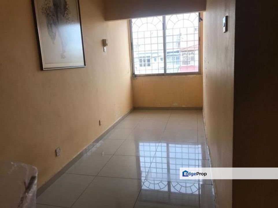 Taman Serdang Raya Seksyen 3 For Sale Spacious Unit Renovated, Selangor, Seri Kembangan