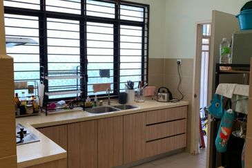 Bandar Puteri Puchong 2 Sty Freehold Renovated 4R4B Kitchen Cabinet For Sale