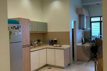 Bandar Puteri Puchong 2 Sty Freehold Renovated 4R4B Kitchen Cabinet For Sale