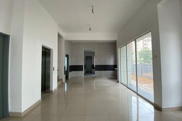 Taman Baiduri 2 Dengkil 3 Sty Semi D With Lift Non Bumi 6 Room For Sale