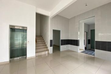 Taman Baiduri 2 Dengkil 3 Sty Semi D With Lift Non Bumi 6 Room For Sale