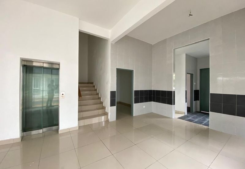 Taman Baiduri 2 Dengkil 3 Sty Semi D With Lift Non Bumi 6 Room For Sale