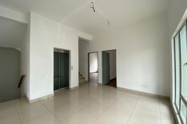 Taman Baiduri 2 Dengkil 3 Sty Semi D With Lift Non Bumi 6 Room For Sale