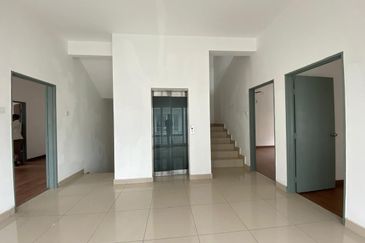 Taman Baiduri 2 Dengkil 3 Sty Semi D With Lift Non Bumi 6 Room For Sale